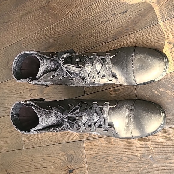 Sorel boots - Picture 3 of 5